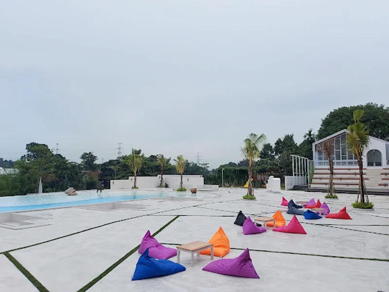 Suasana Sore Hari di The Beach GDC Parung